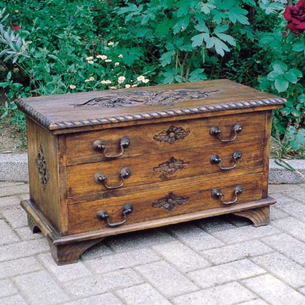 素朴なアジアンテイストのおしゃれなタンス型チェスト