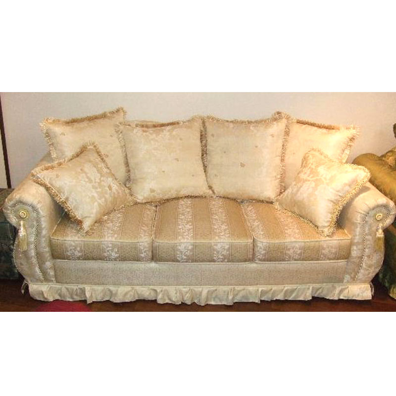 ヨーロピアンデザインの3人掛けソファー