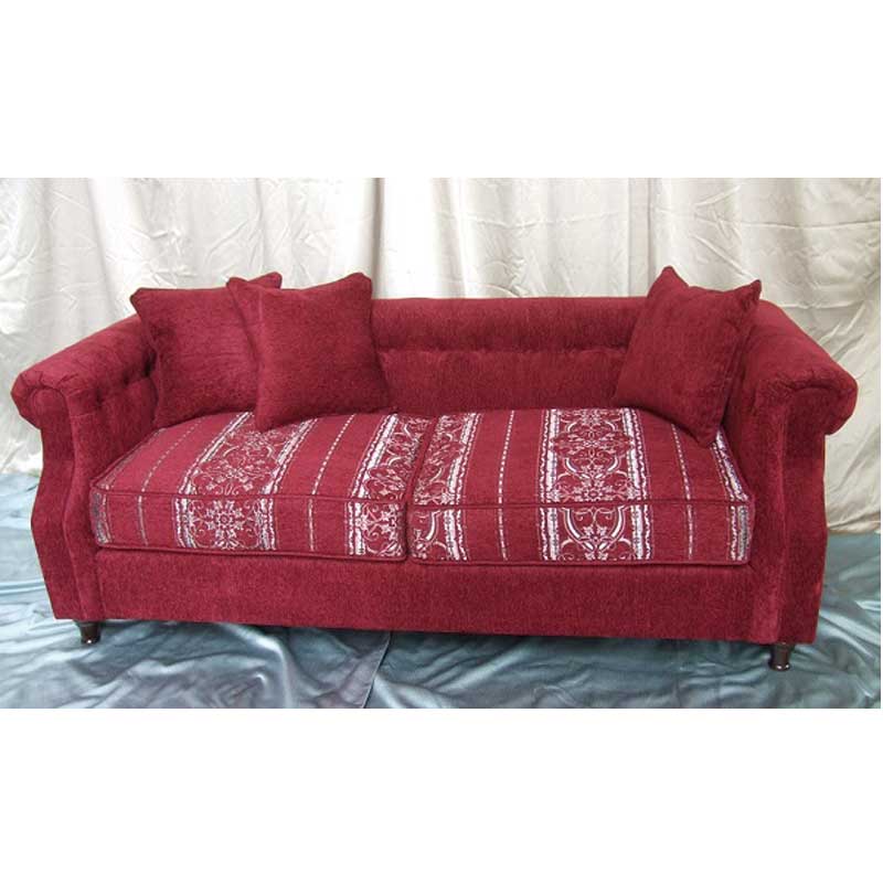 真っ赤なファブリックを張ったチェスターフィールド3人掛けソファー