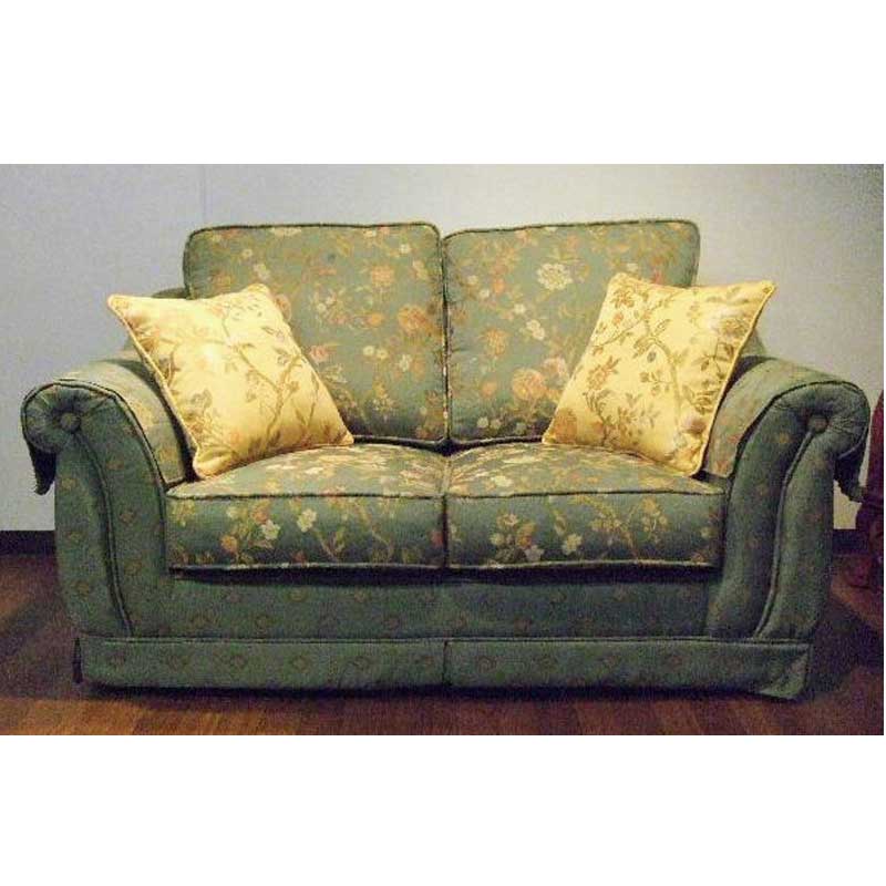 グリーンのファブリックに花柄を入れた素敵な2人掛けソファー