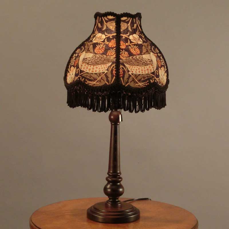 ウィリアムモリスのStrawberry Thief(イチゴ泥棒)デザイン生地を使用したテーブルランプ