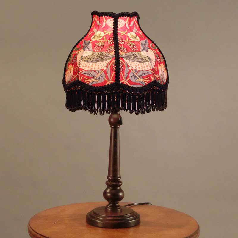 ウィリアムモリスのStrawberry Thief(イチゴ泥棒)デザイン生地を使用したテーブルランプ