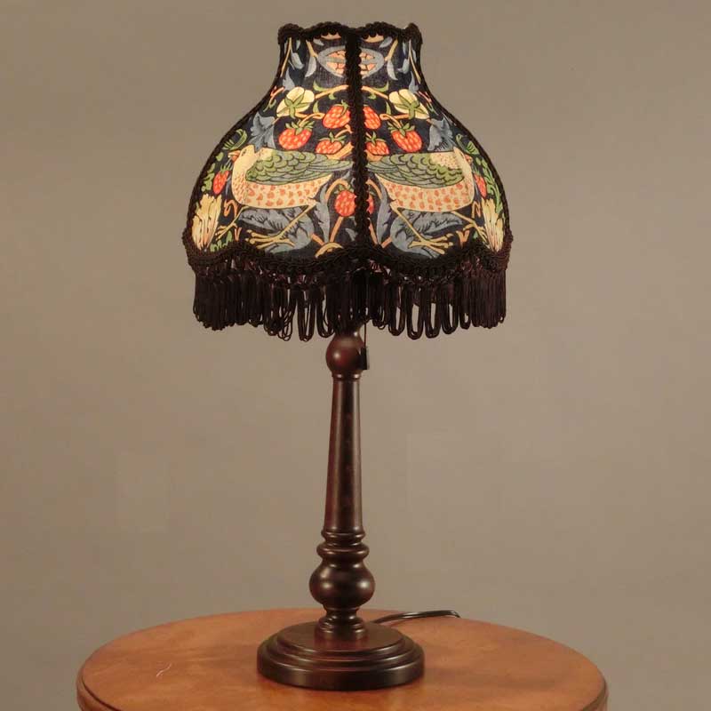 ウィリアムモリスのStrawberry Thief(イチゴ泥棒)デザイン生地を使用したテーブルランプ