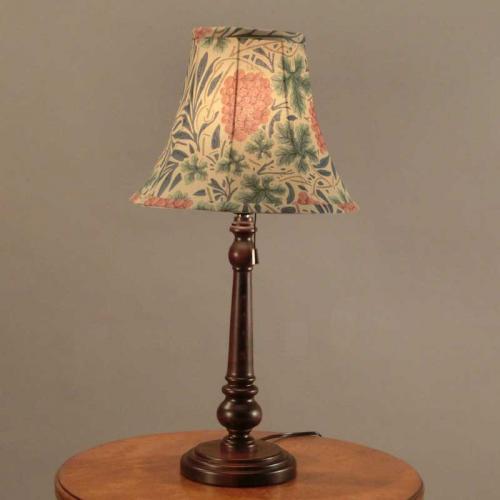 ブドウ柄生地を使用して作成したテーブルランプ