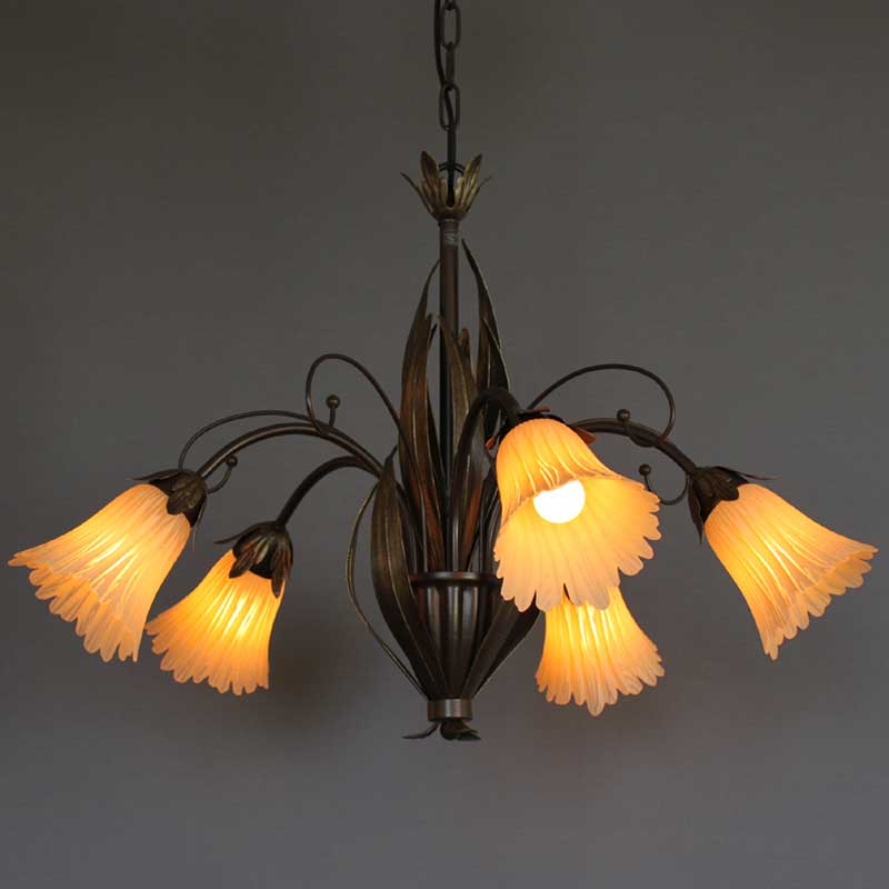 イタリア製ガラス、本体には葉っぱをモチーフにした5灯シャンデリア照明　イタリア製