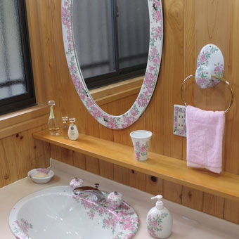 有田焼ピンクシリーズで統一感のあるサニタリーイメージです。