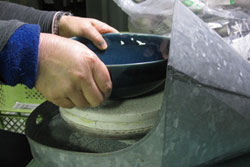 検品~高台擦り写真