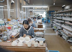 有田焼の製造作業風景