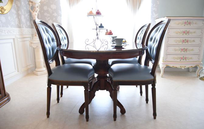 ルネッサンスイタリアの本革ダイニング5点セットの写真