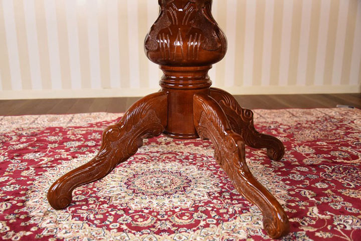 ルネッサンスイタリアの本革ダイニング5点セットのテーブル脚の写真