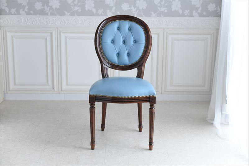 ルネッサンスイタリアの本革ダイニングチェアの前面写真