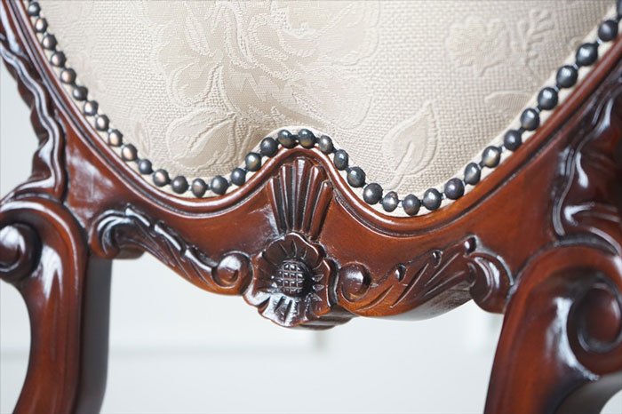 アンティーク調ダイニングチェアの写真