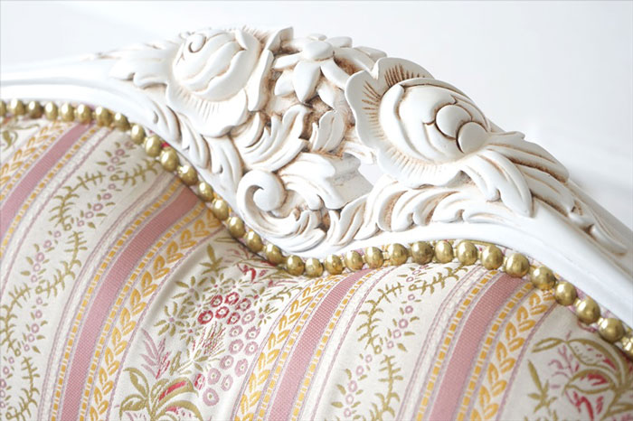 白の2人掛けソファーの写真