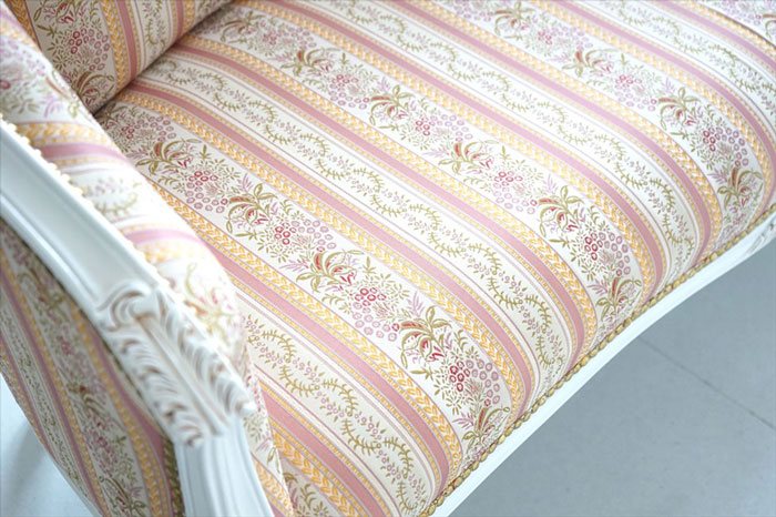 白の2人掛けソファーの写真