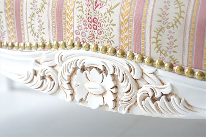 白の2人掛けソファーの写真