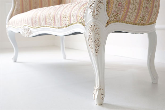 白の2人掛けソファーの写真