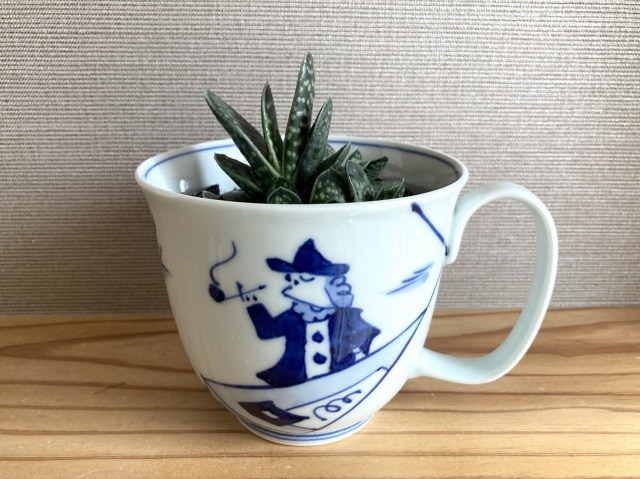 マグカップと多肉の写真