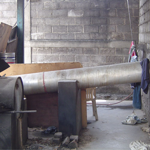 材料を蒸釜で蒸す