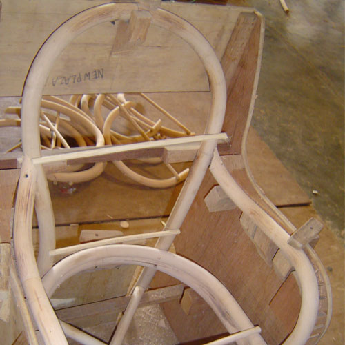 部材を立体型に合わせて組立