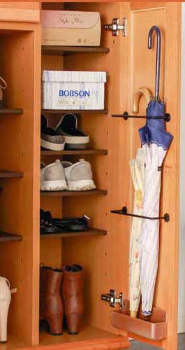 扉の内側の傘立