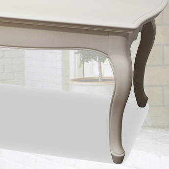 流れるような脚のライン