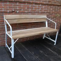 シンプルなデザインのオーストリアベンチ