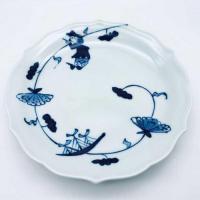 牡丹唐草異人桔梗渕台皿　青花　有田焼