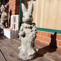 イギリスからやって来た手造りガーデンストーンの新婦うさぎ　ガーデン装飾
