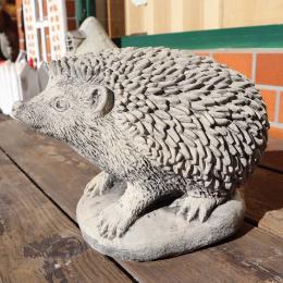 イギリスからやって来た手造りガーデンストーンのハリネズミ　ガーデン装飾