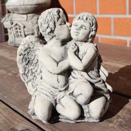 イギリスからやって来た手造りガーデンストーンのキスする天使　ガーデン装飾