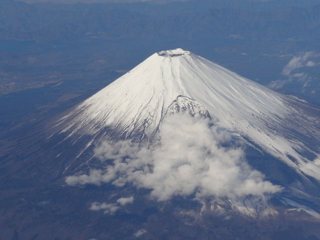 2014年12月8日、今日から、2泊3日で、奄美大島の旅です。どんな旅になるか、飛行機に乗る前から楽しみです。

朝、羽田を飛び立ち、上空より富士山を撮影しました。サイバーショットで、撮ったのですが、中々うまく取れたので、掲載します。

上空から見る富士山は、また格別です。今回の座席は、運よく、窓側に座れたのも幸運でした。