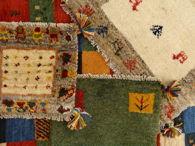 イランをはじめとする中央アジアの遊牧民たちが生活必需品として作りだした手織りの絨毯がギャッベ/gabbeh(ギャベとも呼びます)です。ギャッベ/gabbehとは、ペルシャ語で目が粗くて毛足が長い絨毯を意味します。ですので、伝統的なペルシャ絨毯が、その繊細な美しさとその芸術性が評価される今日において、ギャッベは、分厚く、民族柄が特徴という相反する絨毯です。
しかしながら、近年、ヨーロッパ人が、遊牧民族が、そのギャッベを砂の上にしいてベッド代わりにしたりして使っている姿を見て、「こんなにフカフカで素朴な絨毯は、めずらしい」とドイツなどヨーロッパに流行らせました。
価格もリーズナブルで最近は、日本でもエコ思考もあり、大変人気となりました。
また、ヨーロッパで人気となったギャッベは、今度は、こんなデザインで織ってほしいとデザインの指示もあり、最近では、おしゃれなデザインのギャッベが増えたことも人気に火をつけたのだと思います。