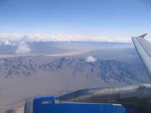ロスよりラスベガスまでの機内からの写真です。広大な砂漠です。ラスベガスは砂漠のなかのオアシス。