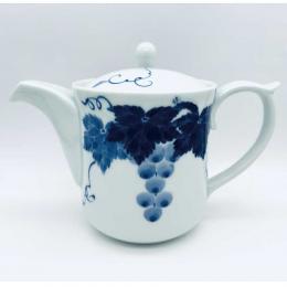 ぶどうこだわりのポット　有田焼　青花