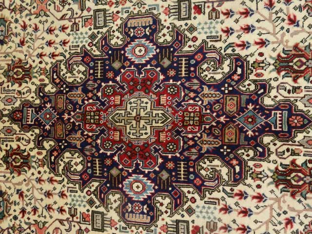 　遊牧民族が織り継いできたオリエンタル絨毯には、数々のモチーフを使った様々な文様が見られ、その独特の味わいと優雅なデザインは、現在のペルシャ絨毯の人気の理由のひとつといえます。しかし彼らは絨毯を美しくするためだけに、文様をちりばめたのではありません。水や緑への憧れ、そして天上の美と永遠の生命への願い。絨毯文様は、絨毯文様は、遊牧民族が心に思い描いた「楽園」のイメージが具象化されたものなのです。草原を駆け、砂漠に眠る遊牧民にとって、絨毯は、唯一くつろげる「安らぎの大地」であったのかもしれません。