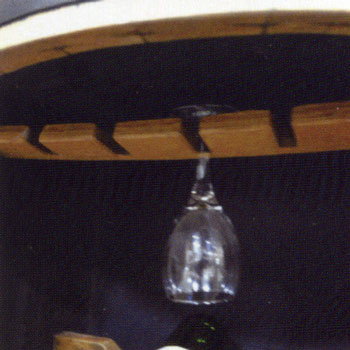 ウイスキー樽天板下ワイングラス写真
