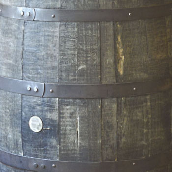 クリア塗装のウイスキー樽