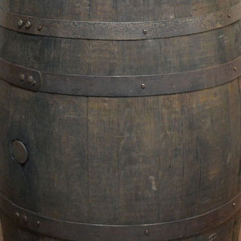 オーク色のウイスキー樽