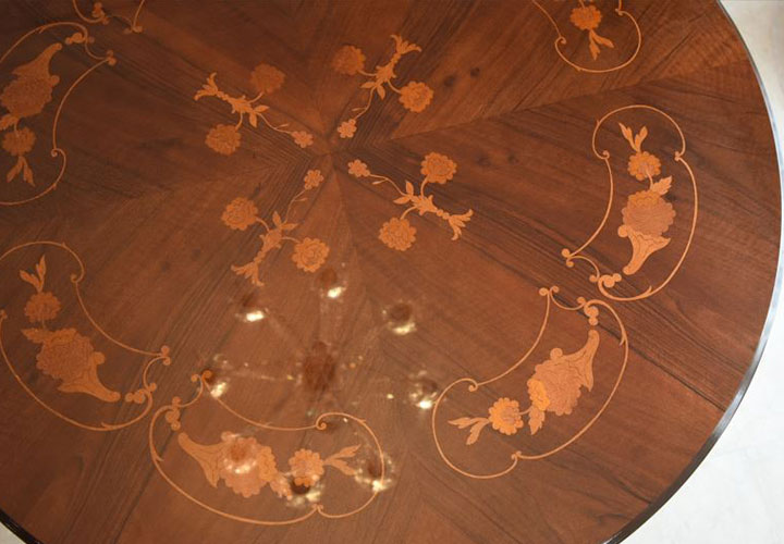 ルネッサンスイタリアの本革ダイニング5点セットのテーブル天板写真